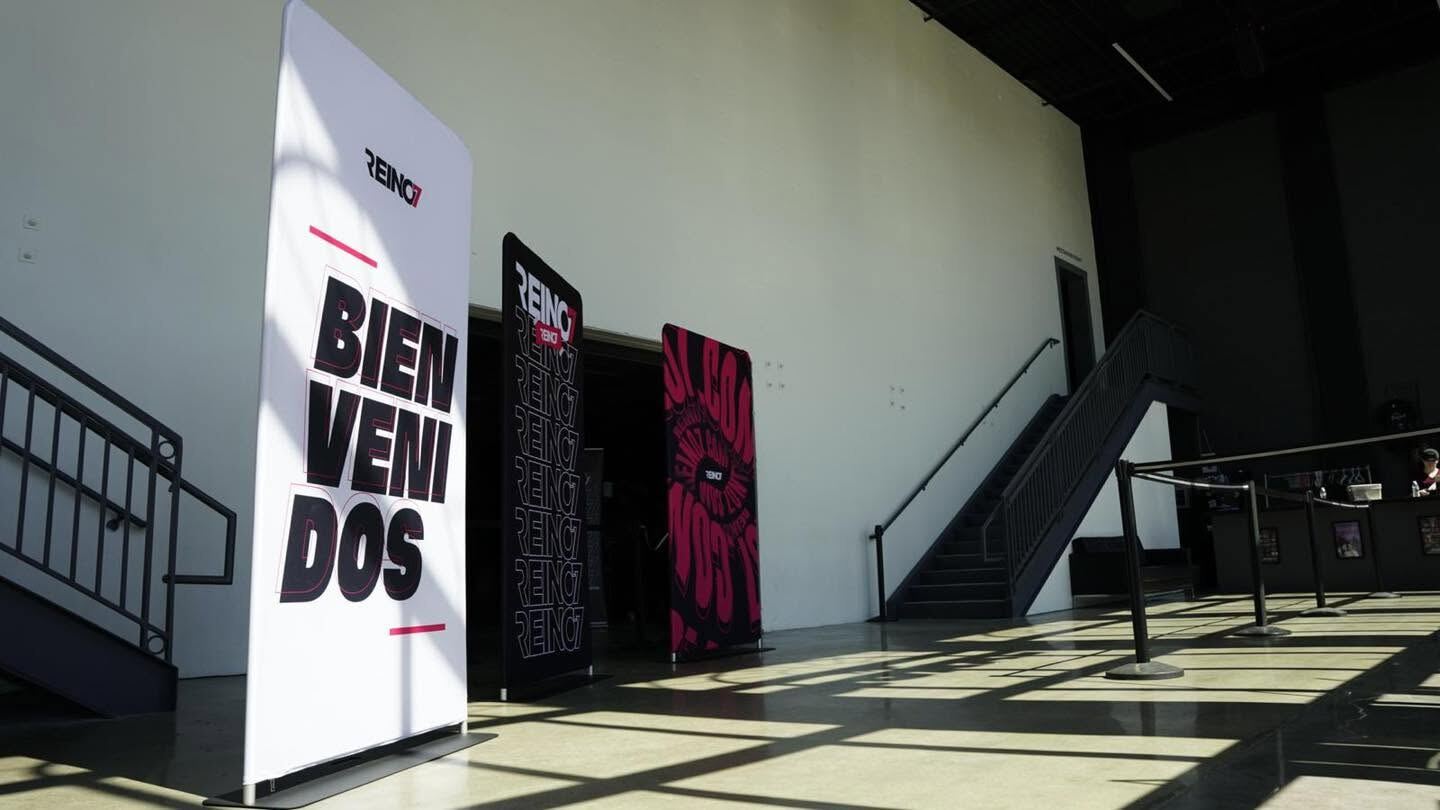 Entrada de un evento de Reino7 con carteles de bienvenida